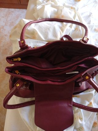 Bolso de piel de cordero color burdeos