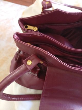 Bolso de piel de cordero color burdeos