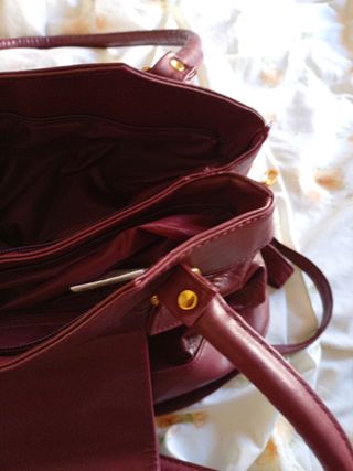 Bolso de piel de cordero color burdeos