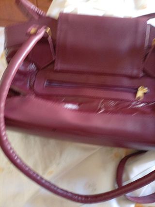Bolso de piel de cordero color burdeos