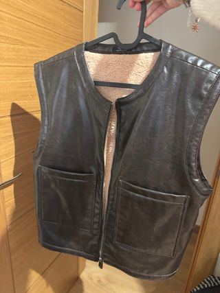 Chaleco efecto cuero con pelo suave 100%poliuretan
