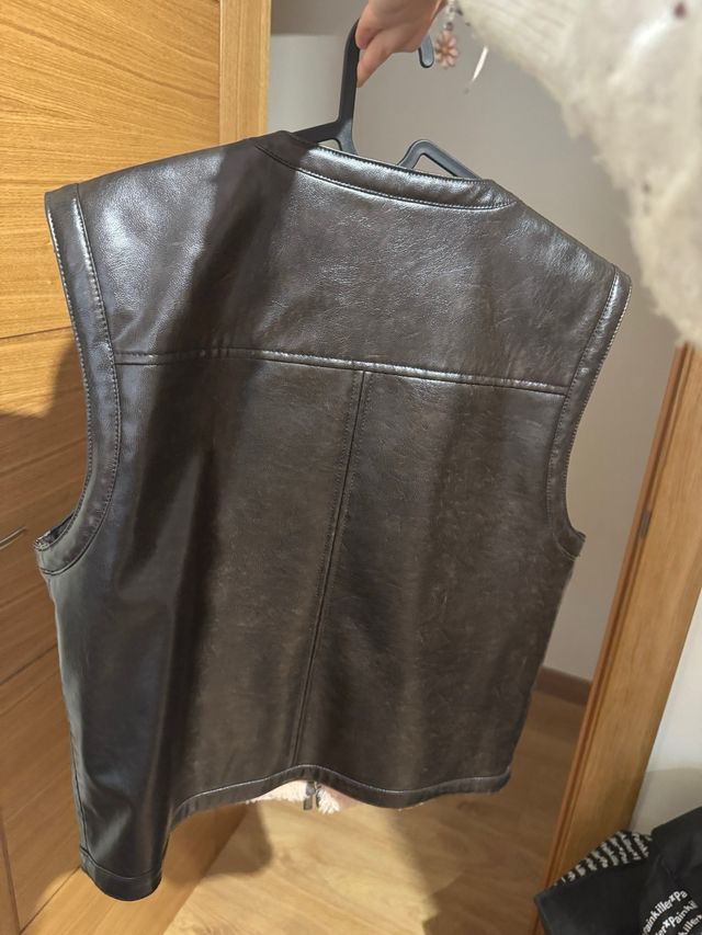 Chaleco efecto cuero con pelo suave 100%poliuretan