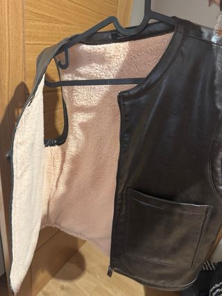Chaleco efecto cuero con pelo suave 100%poliuretan