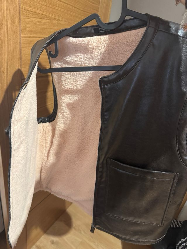 Chaleco efecto cuero con pelo suave 100%poliuretan