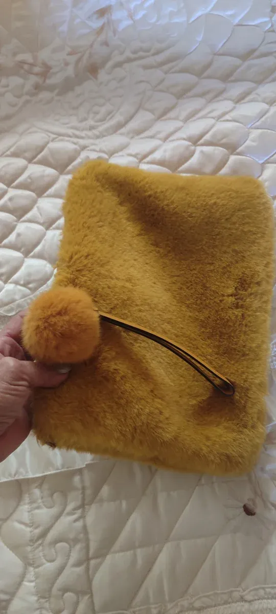 Pochette gialla in pelliccia sintetica con pompon