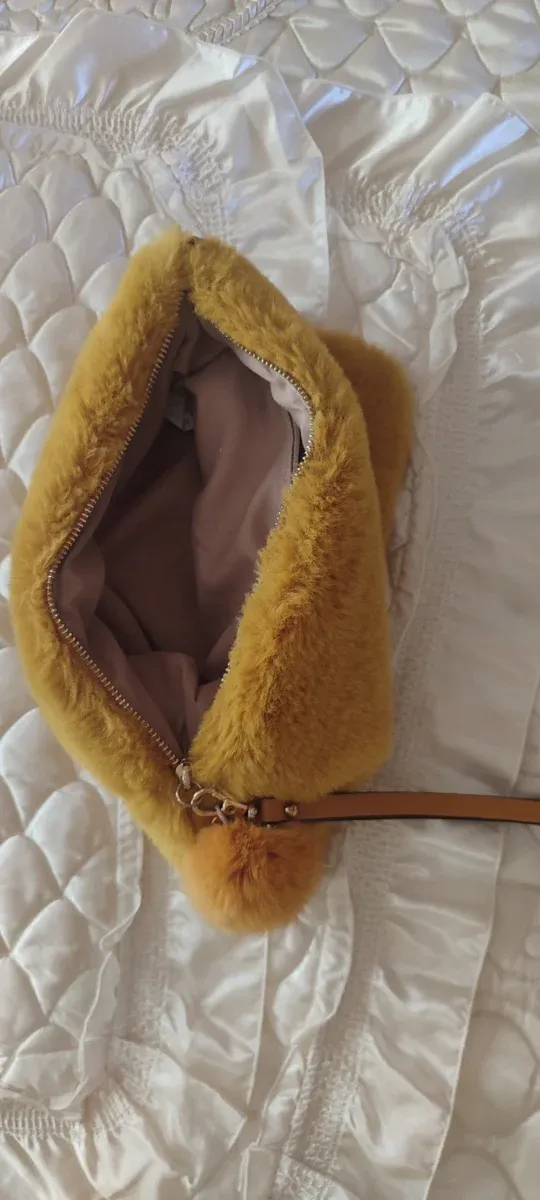 Pochette gialla in pelliccia sintetica con pompon