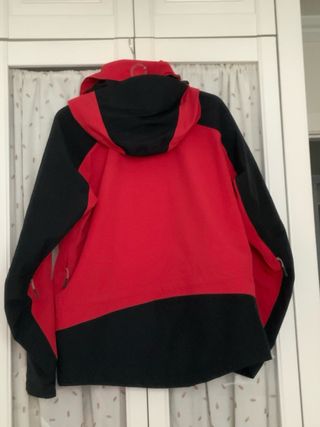 Chaqueta Trangoworld Gore-Tex Roja y Negra