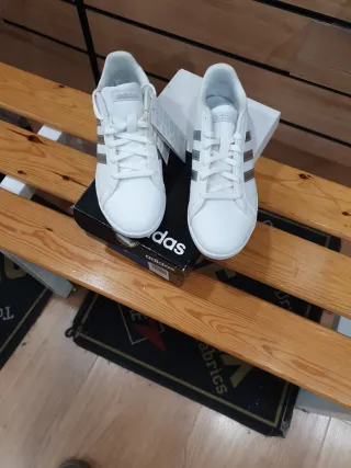 Zapatillas Adidas Blancas y Doradas