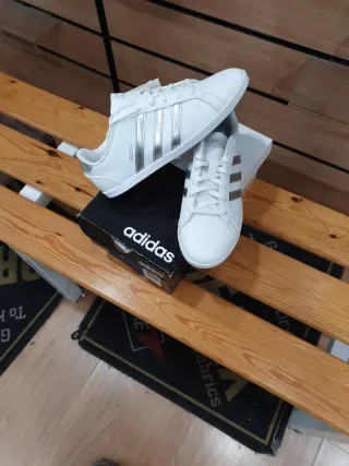 Zapatillas Adidas Blancas y Doradas