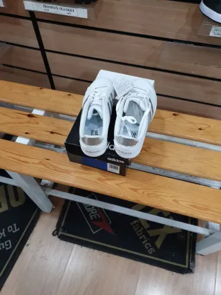 Zapatillas Adidas Blancas y Doradas