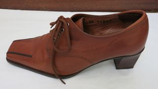 Zapatos de piel color camel. Talla: 36