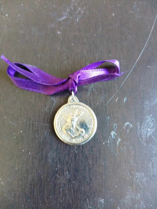 Medaglia d'argento con nastro viola