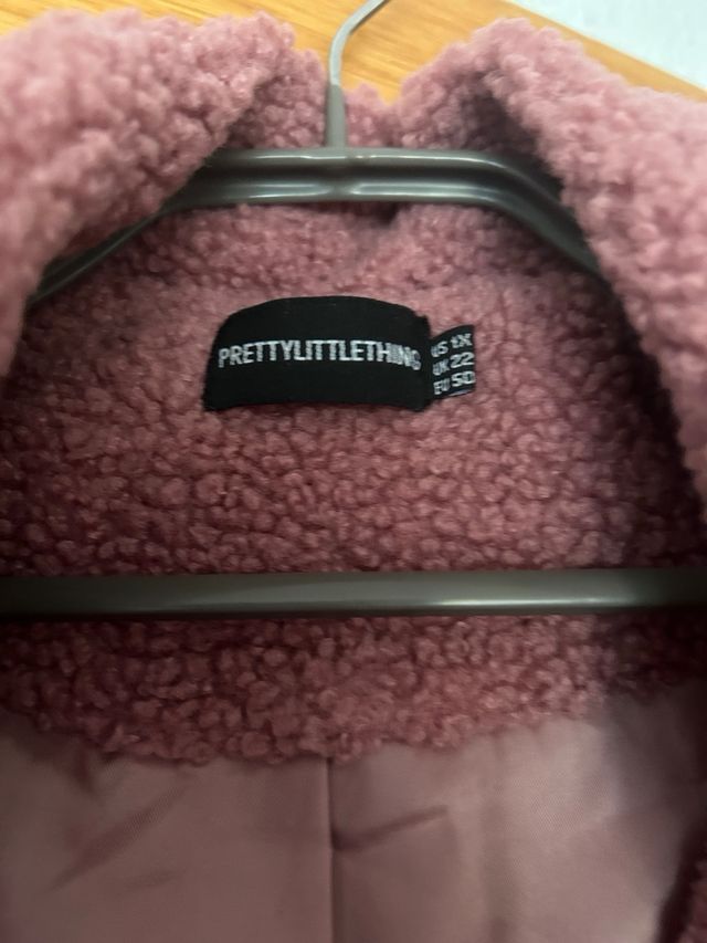 Abrigo rosa Pretty Little Thing talla 50