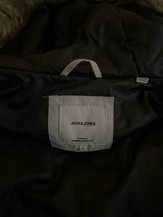 Abrigo Jack Jones Plumas color crema.