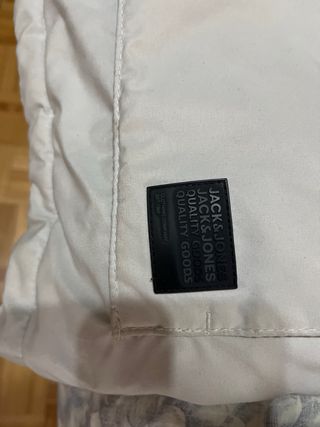 Abrigo Jack Jones Plumas color crema.