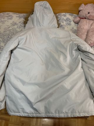 Abrigo Jack Jones Plumas color crema.