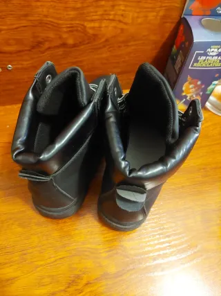 Botas negras con cordones