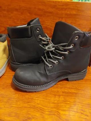 Botas negras con cordones