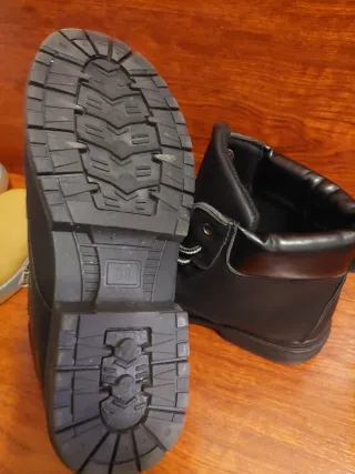 Botas negras con cordones