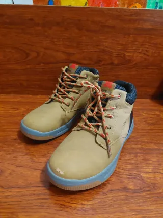 Botas negras con cordones