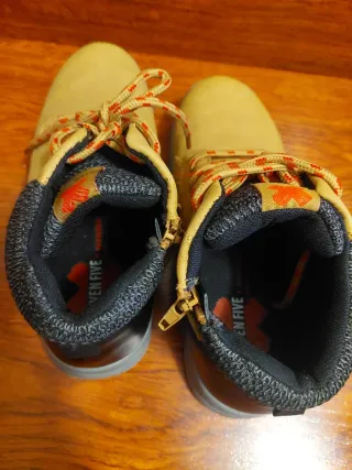 Botas negras con cordones