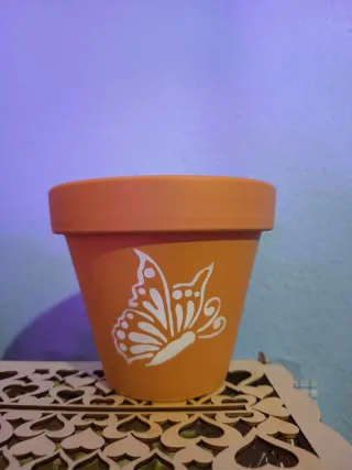 Vaso de barro com borboleta pintada