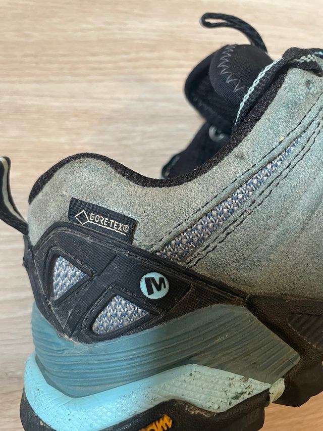 Zapatillas Merrell senderismo.