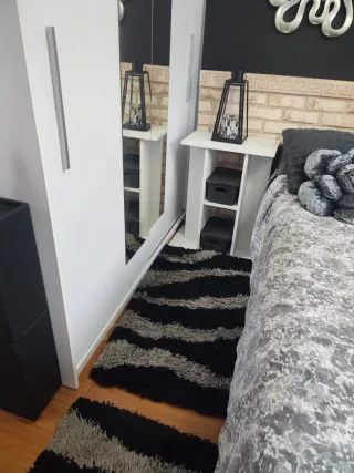 Tappeto pelo lungo grigio e nero