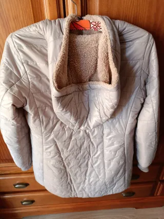 Chaquetón mujer beige con bolsillos