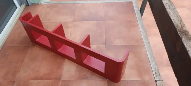Estantería de madera roja