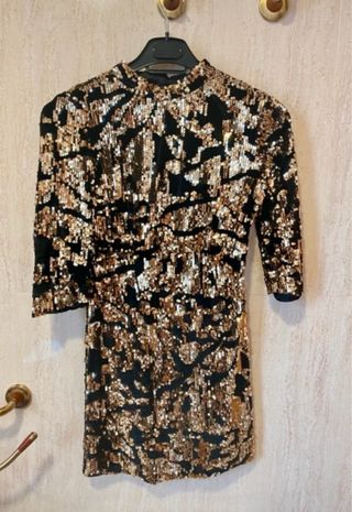 Vestido de fiesta con lentejuelas.