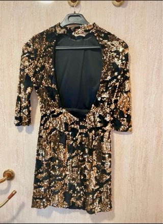 Vestido de fiesta con lentejuelas.