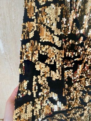 Vestido de fiesta con lentejuelas.