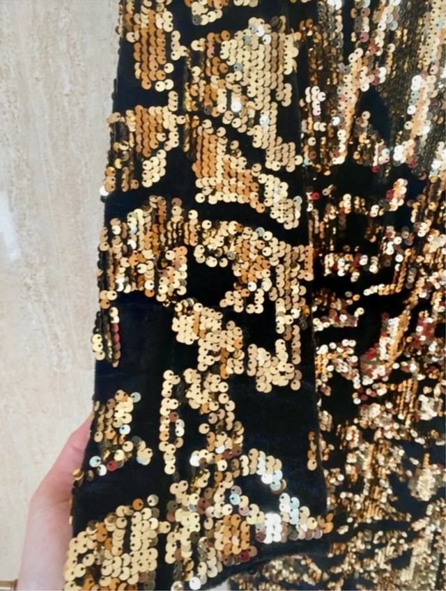 Vestido de fiesta con lentejuelas.