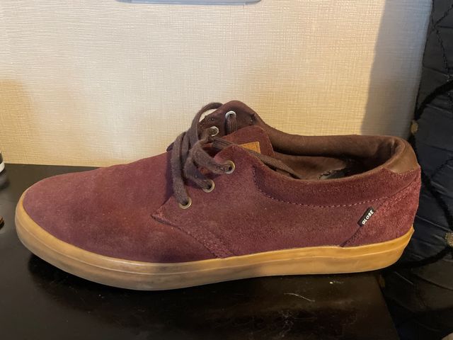 globo hombre granates