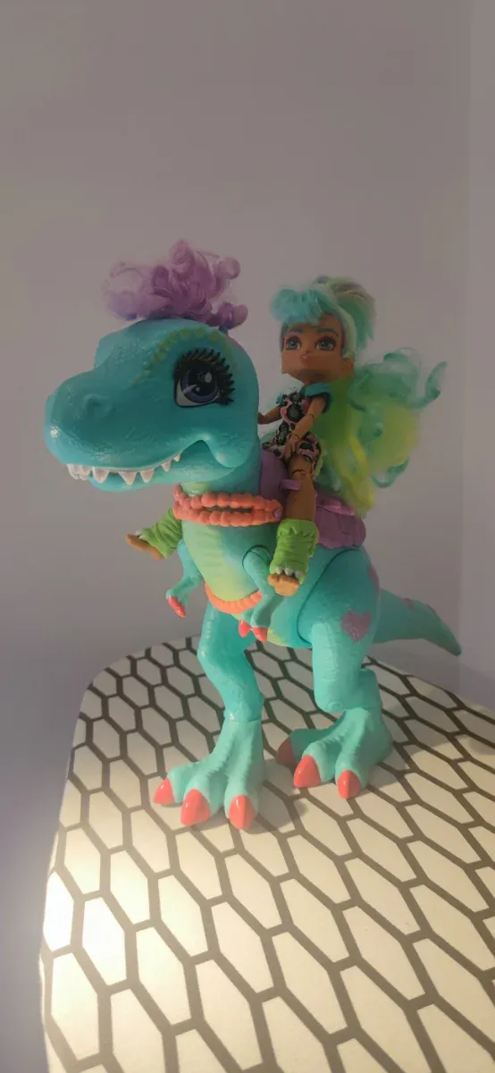 Cave Club muñeca y lote de dinosaurios