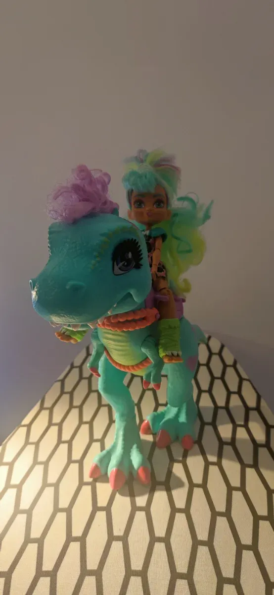 Cave Club muñeca y lote de dinosaurios