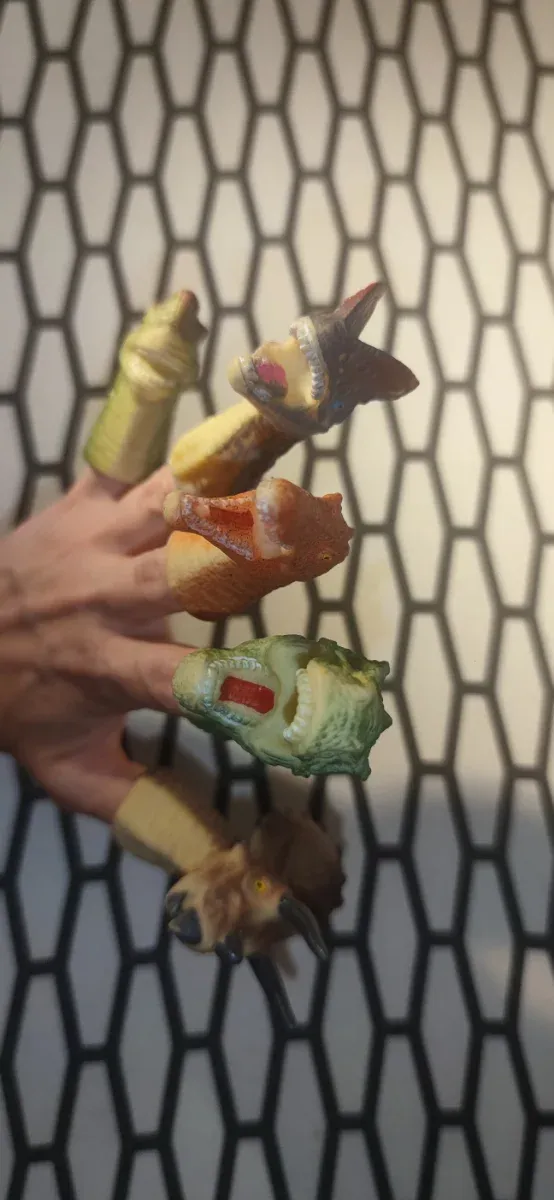 Cave Club muñeca y lote de dinosaurios