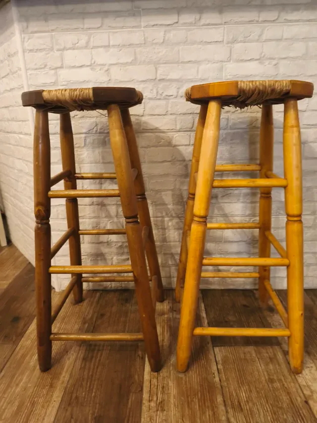 Taburetes de madera con asiento de yute