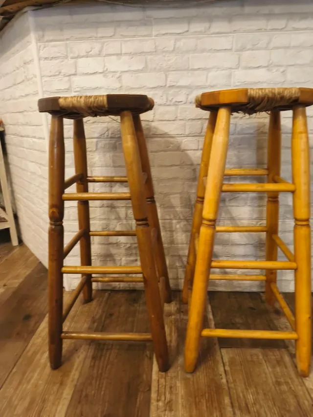 Taburetes de madera con asiento de yute
