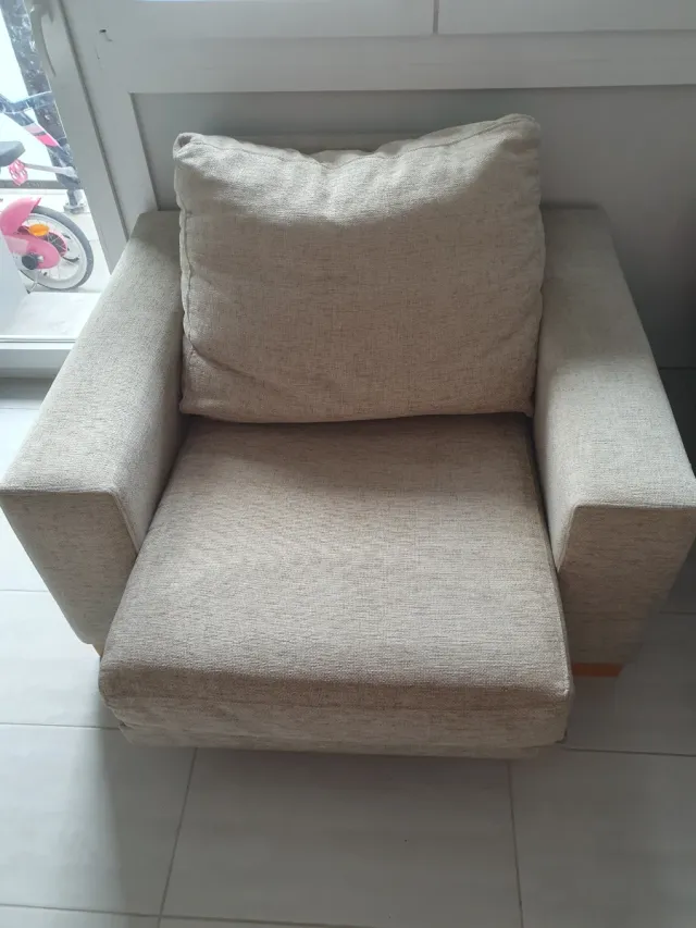 Sofá de tela beige