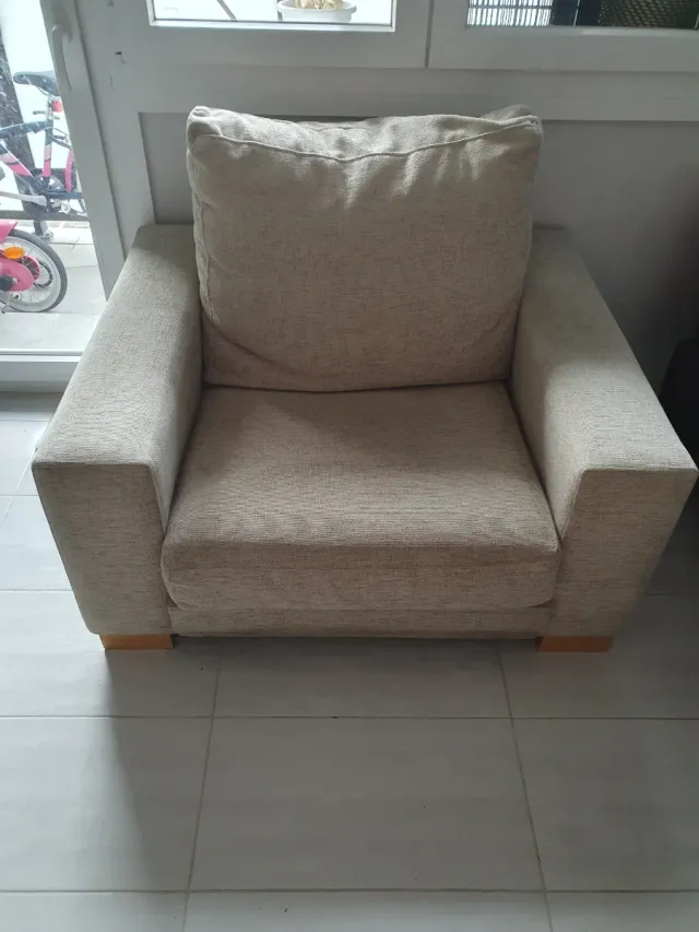 Sofá de tela beige