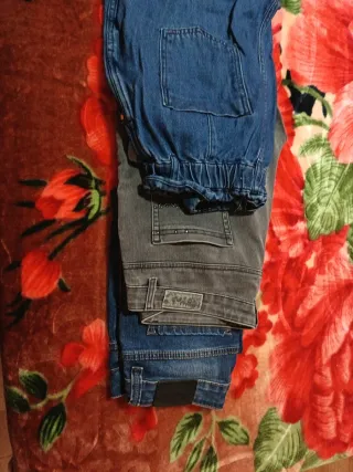 Pantalones vaqueros azules y grises