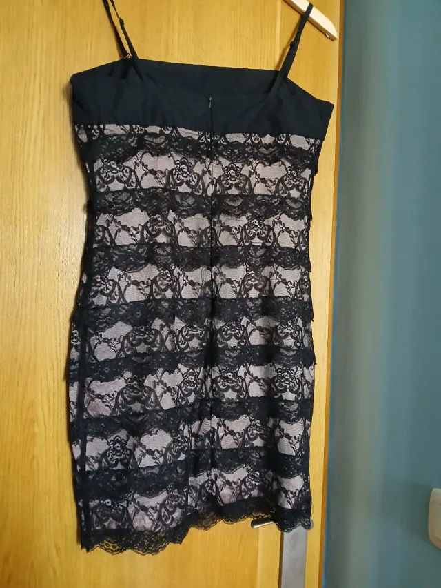 Vestido fiesta Mango con tirantes y encaje