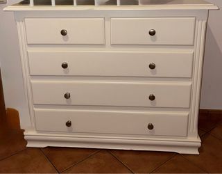 Cómoda blanca con puertas de cristal