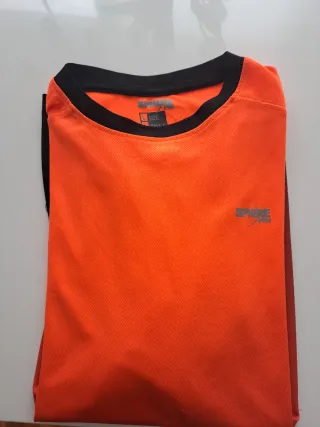 Camiseta deportiva naranja y negra Talla L