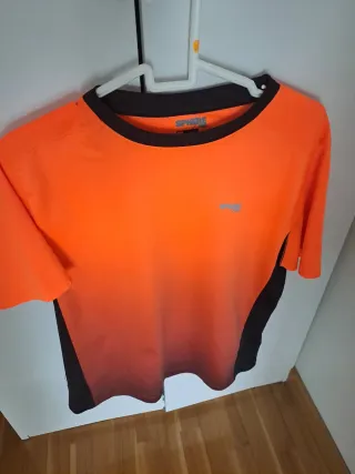 Camiseta deportiva naranja y negra Talla L