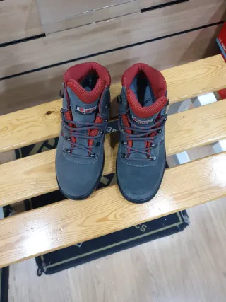 Botas de montaña grises y rojas