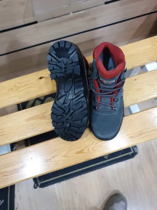 Botas de montaña grises y rojas