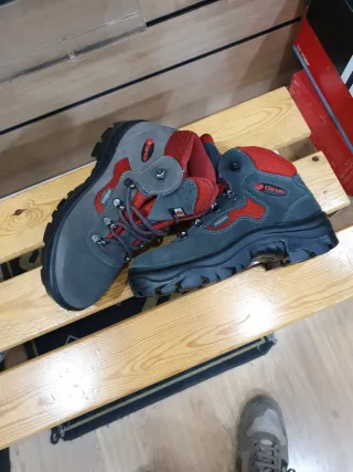 Botas de montaña grises y rojas
